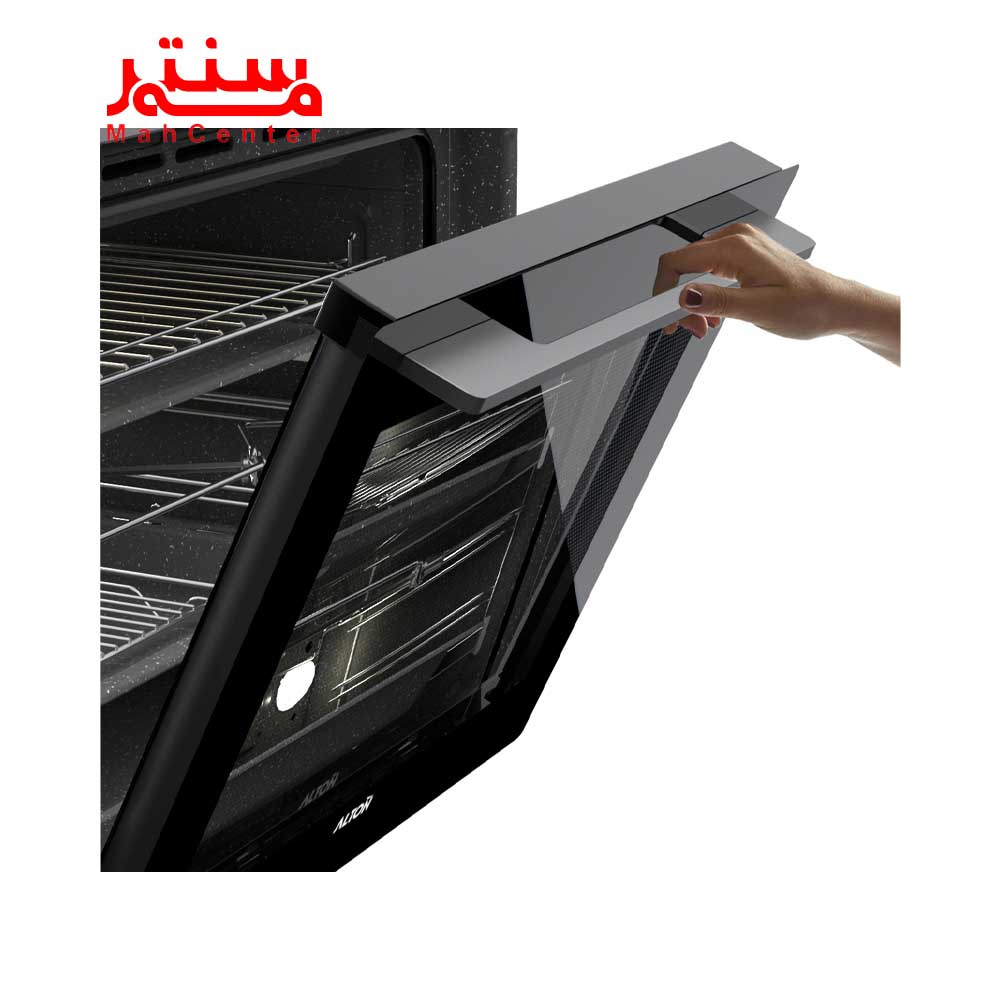 دستی در حال باز کردن درب فر توکار آلتون مدل v303bn