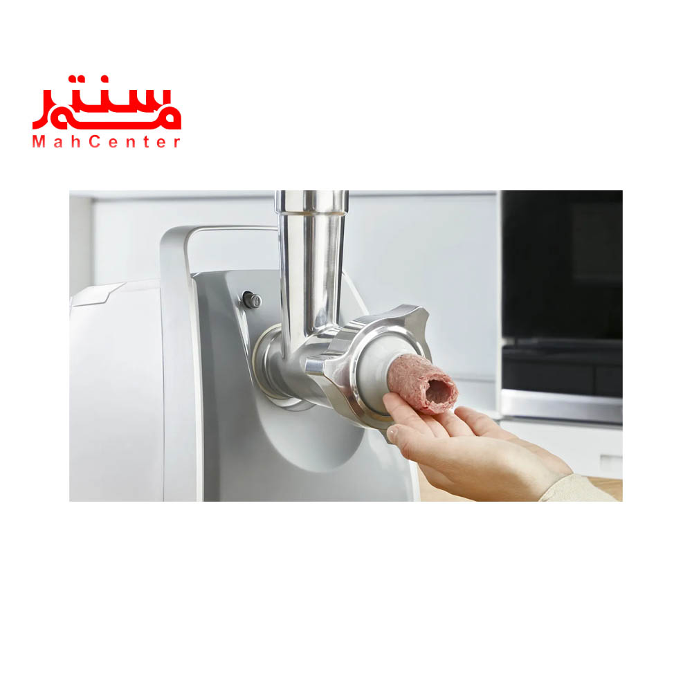دستی درحال گرفتن گوشت از  چرخ گوشت بوش مدل mfw-45020