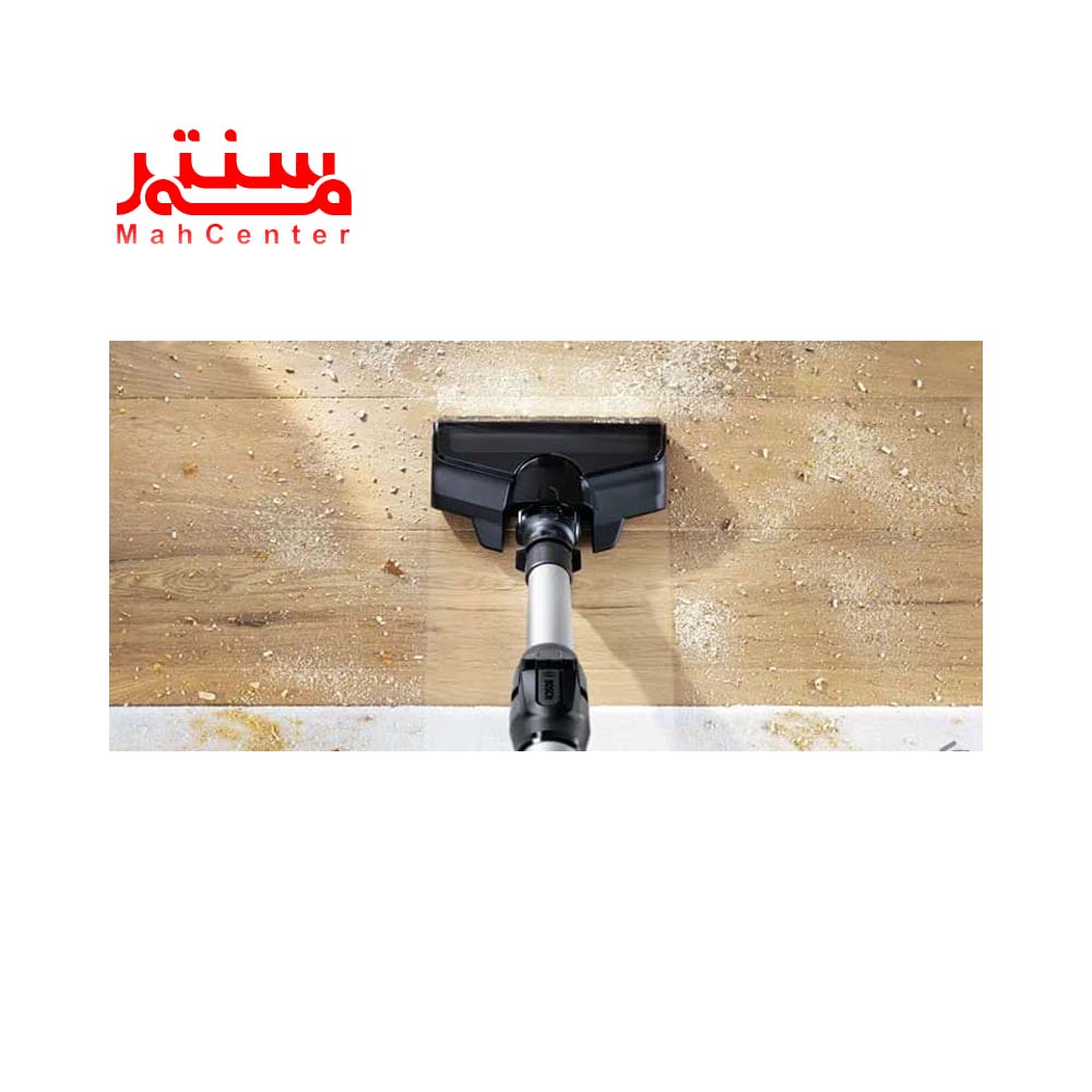 در حال تمیز کردن زمین با جارو شارژی و بخارشوی بوش مدل bcs-71-hyggb
