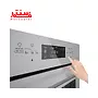 دستی در حال کار با پنل فر توکار آلتون مدل v500w