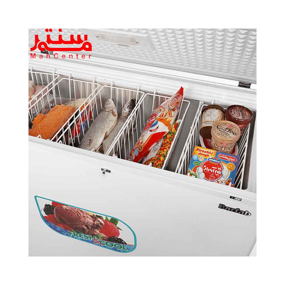 نمای بالایی فریزر صندوقی برفاب مدل cf-310-l پر از مواد غذایی