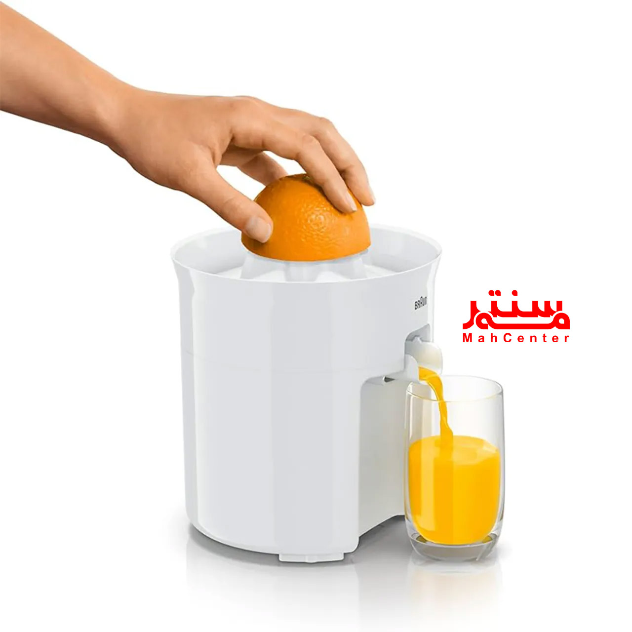 دستی در حال آبمیوه گرفتن با آب مرکبات گیری براون مدل cj3050