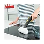 فردی درحال نظافت اجاق گاز با بخارشوی کارچر مدلsc4-easyfix