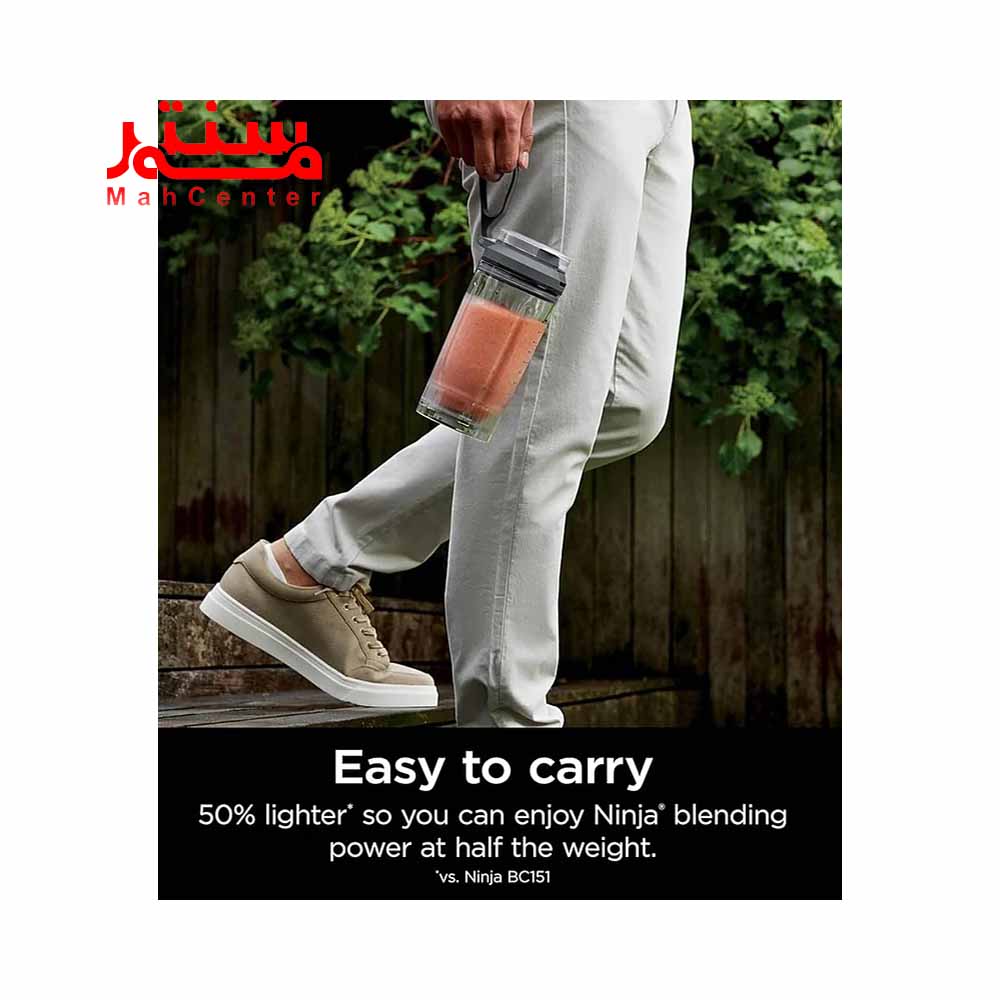 فردی در حال حمل آسان شیکر نینجا مدل bc251 هنگام پیاده روی