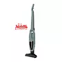 جاروشارژی آاگ QX6-1-40OG سبز آبی در حال نظافت فرش با نازل چندکاره مجهز به LED.