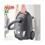 فردی در حال حمل جاروبرقی الکترولوکس مدل eeg441gm