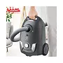 فردی در حال حمل جاروبرقی الکترولوکس مدل eeg441gm