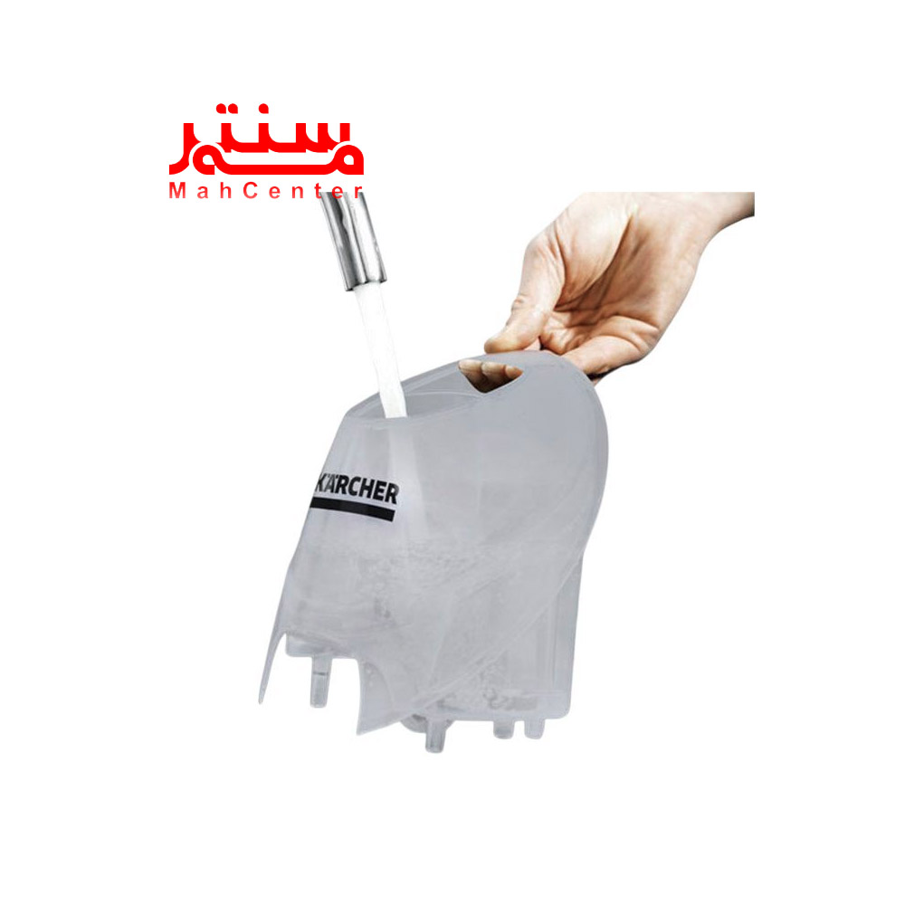 دستی در حال پر کردن مخزن بخارشوی کارچر مدلsc4-eas-yfix
