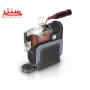 نمای راست و دستی در حال ریختن نوشیدنی در یخ در بهشت ساز نینجا مدل fs301
