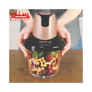 فردی در حال خرد کردن سبزیجات با خردکن کرکماز مدل a46005