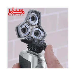 دستی در حال باز کردن ماشین اصلاح فیلیپس مدل sp9841
