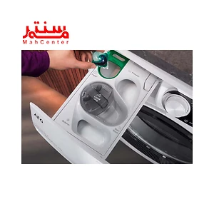 دستی درحال گذاشتن قرص لباسشویی آاگ 11 کیلوگرمی مدل lfr731611v