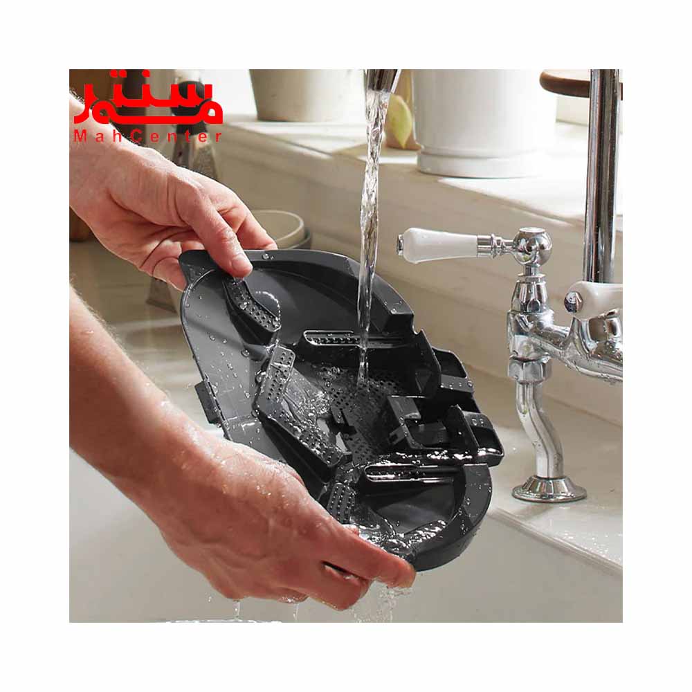 فردی در حال شستشوی فیلتر جارو رباتیک روبوراک مدل qrevo-plus