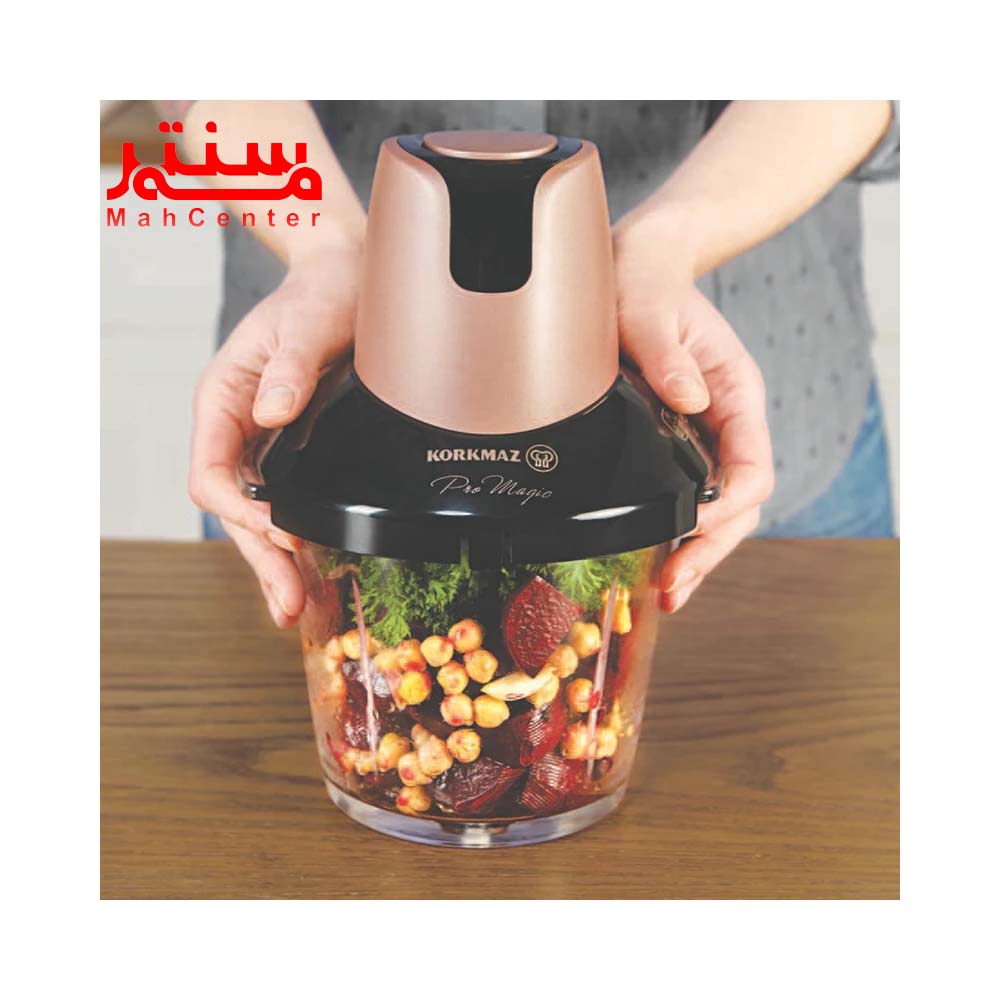 فردی در حال خرد کردن سبزیجات با خردکن کرکماز مدل a46005