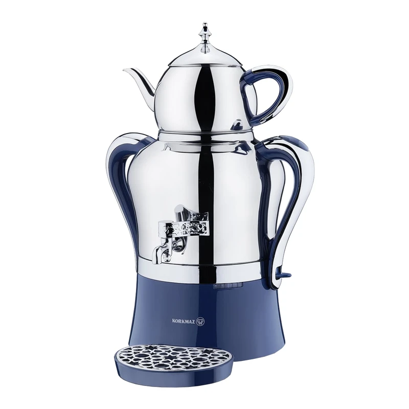 یک چای‌ساز استیل با طراحی کلاسیک و دستگیره‌های رزگلد از برند Korkmaz.