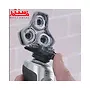 دستی در حال باز کردن ماشین اصلاح فیلیپس مدل sp9841