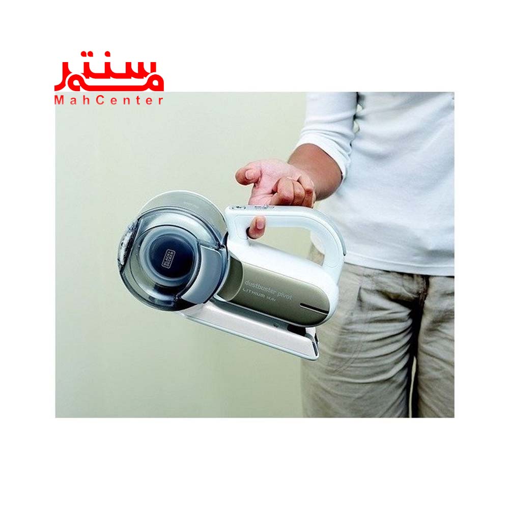 فردی درحال نگه داشتن جارو شارژی بلک پلاس دکر مدل pv1420