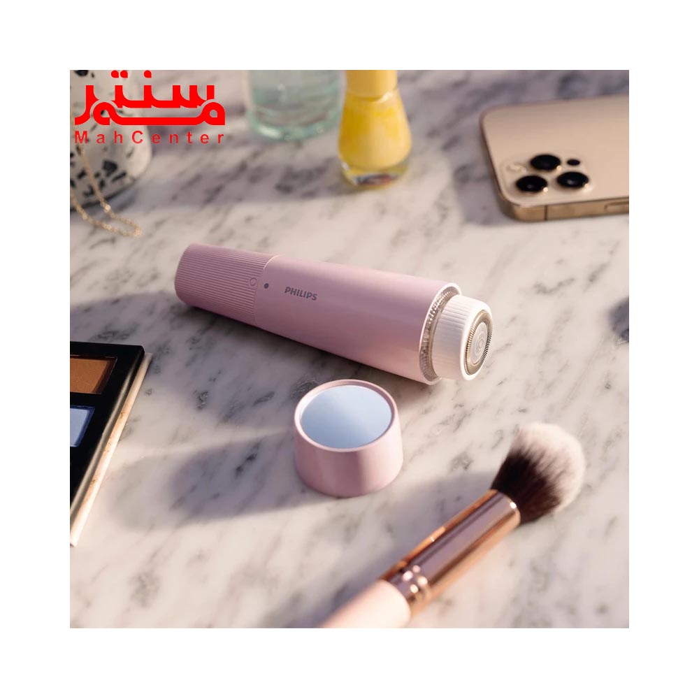 ماشین اصلاح فیلیپس مدل brr454 در کنار لوازم دیگر