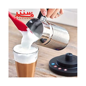 دستی در حال ریختن فوم شیر روی قهوه فوم شیرساز نسپرسو مدل aeroccino4