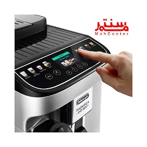 دستی درحال کار با پنل اسپرسوساز دلونگی مدل ecam31080