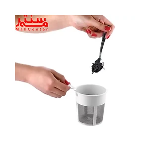 دستی در حال ریختن چای در تفاله گیر سماور برقی آرچلیک مدل k3285