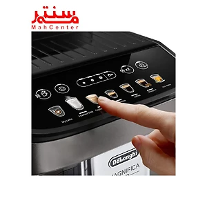 دستی در حال کار با اسپرسوساز دلونگی مدل ecam29083