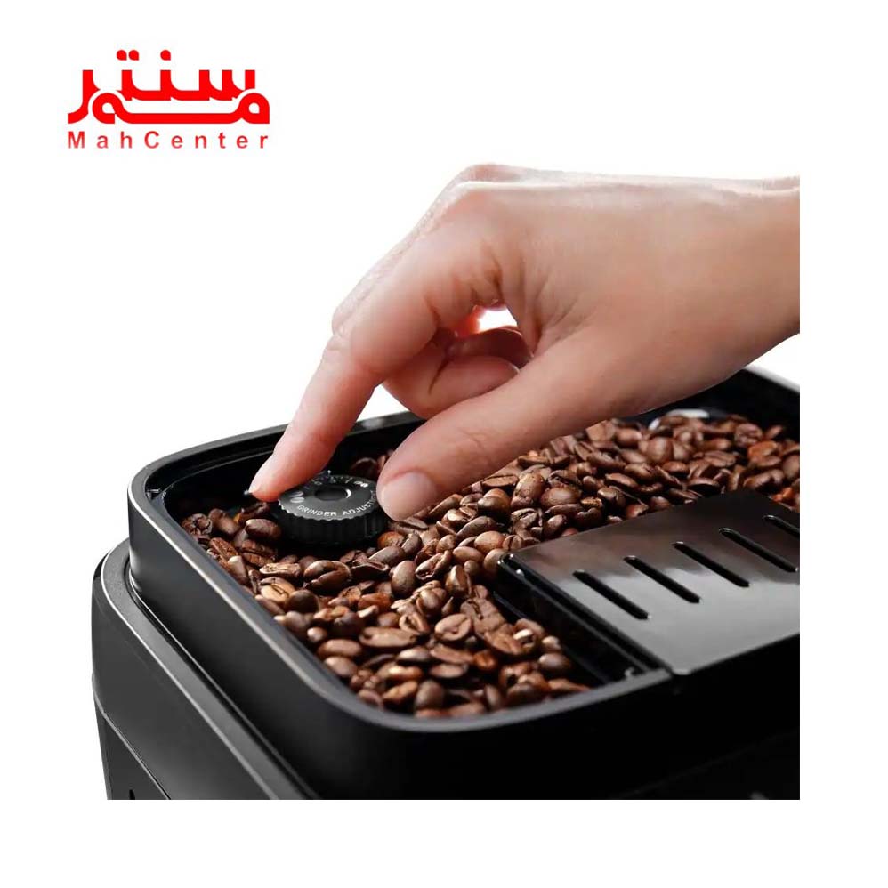 دستی در حال تنظیم درجه آسیاب قهوه اسپرسوساز دلونگی مدل ecam31080