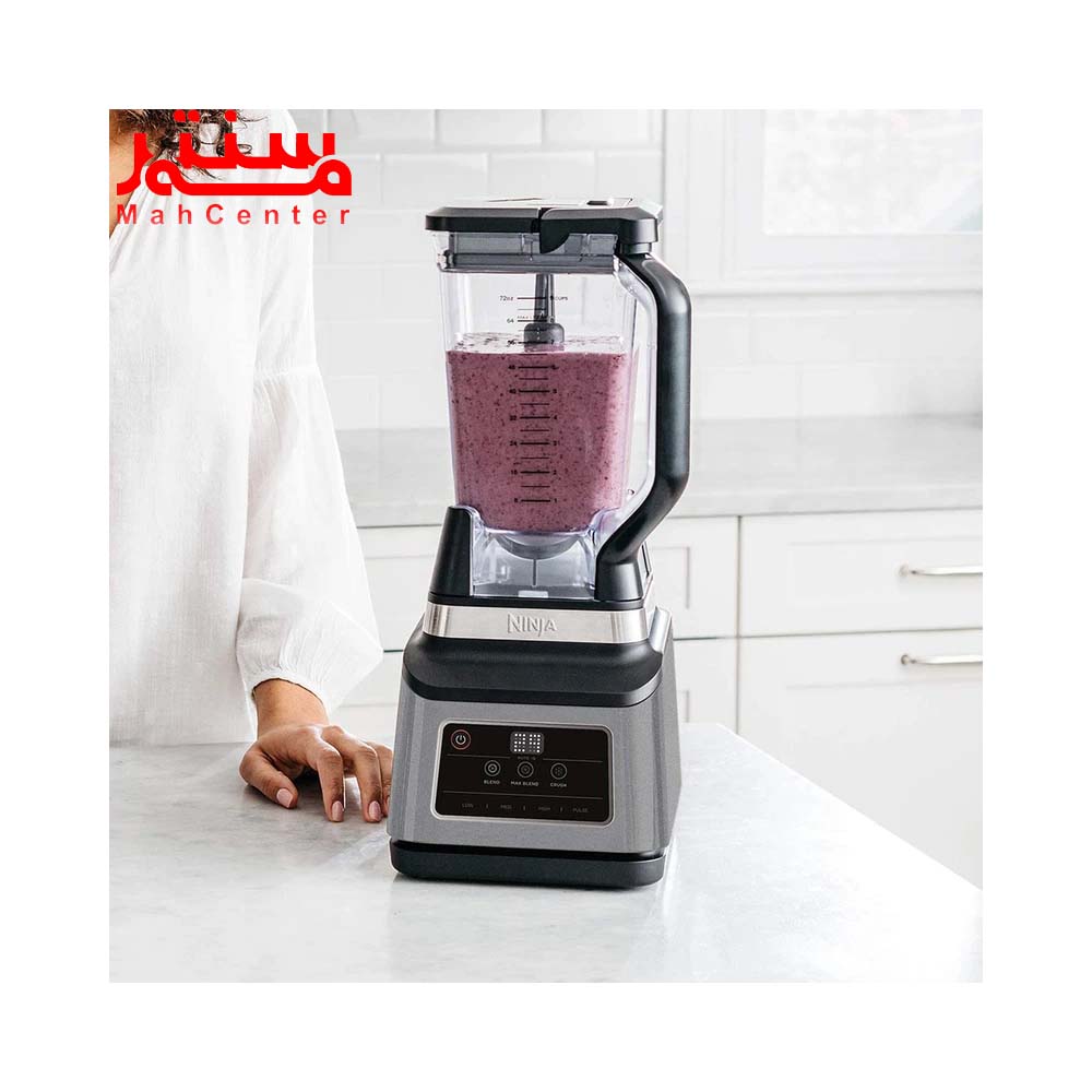 فردی در حال تهیه نوشیدنی با مخلوط کن نینجا مدل bn750