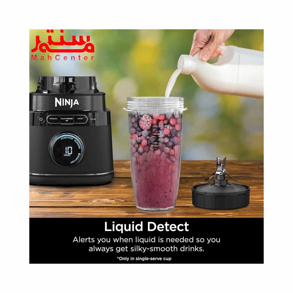 دستی در حال ریختن شیر در اسموتی آماده شده توسط مخلوط کن نینجا مدل tb301