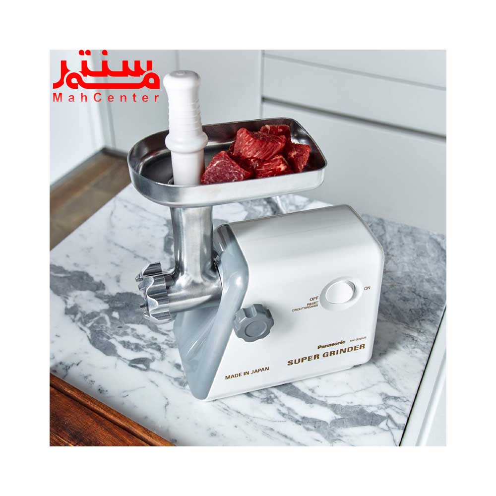 نمای بالایی چرخ گوشت ناسیونال مدل mkg20nr در آشپزخانه در حال چرخ کردن گوشت