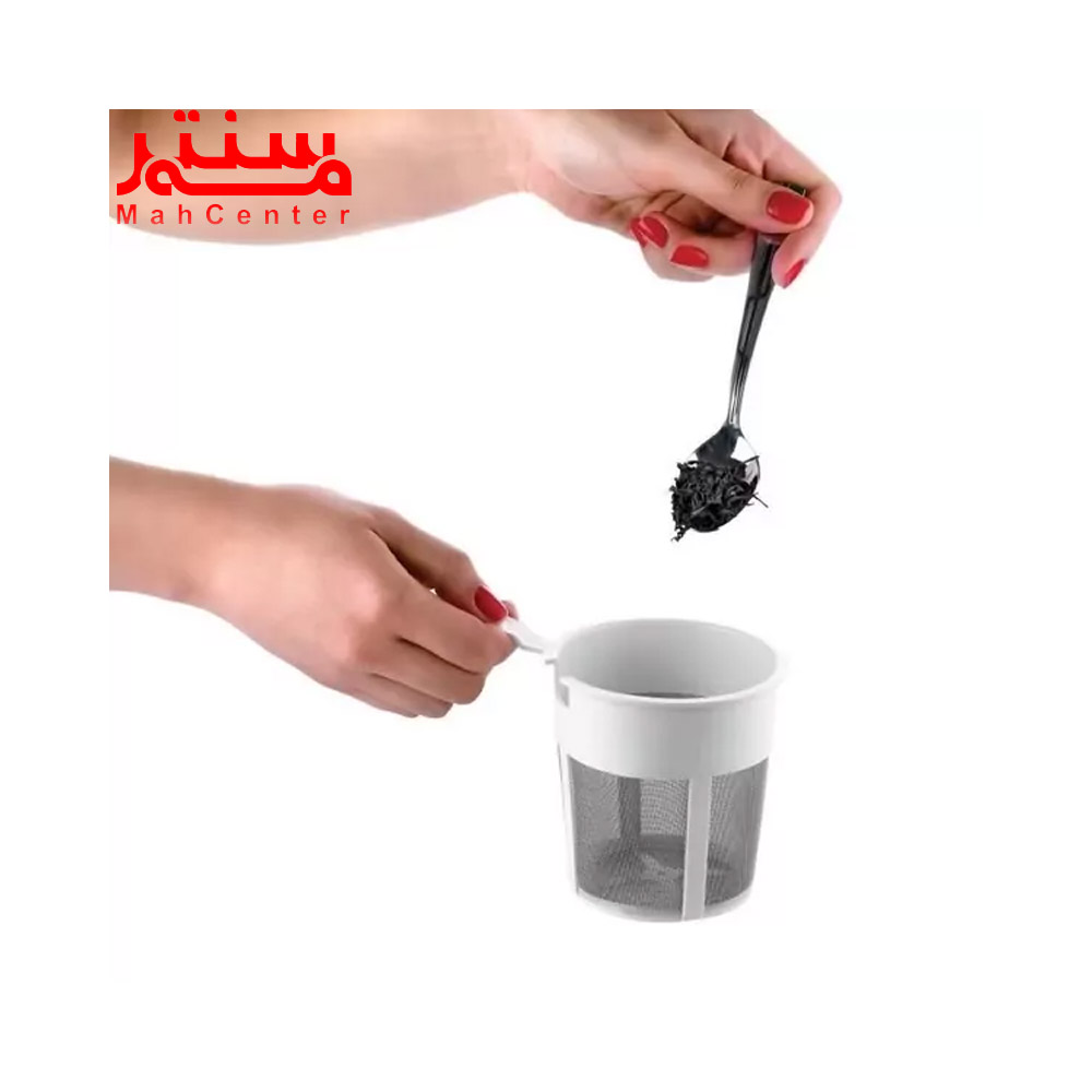 دستی در حال ریختن چای در تفاله گیر سماور برقی آرچلیک مدل k3285