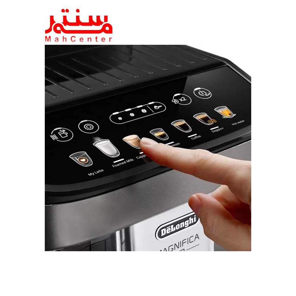 دستی در حال کار با اسپرسوساز دلونگی مدل ecam29083