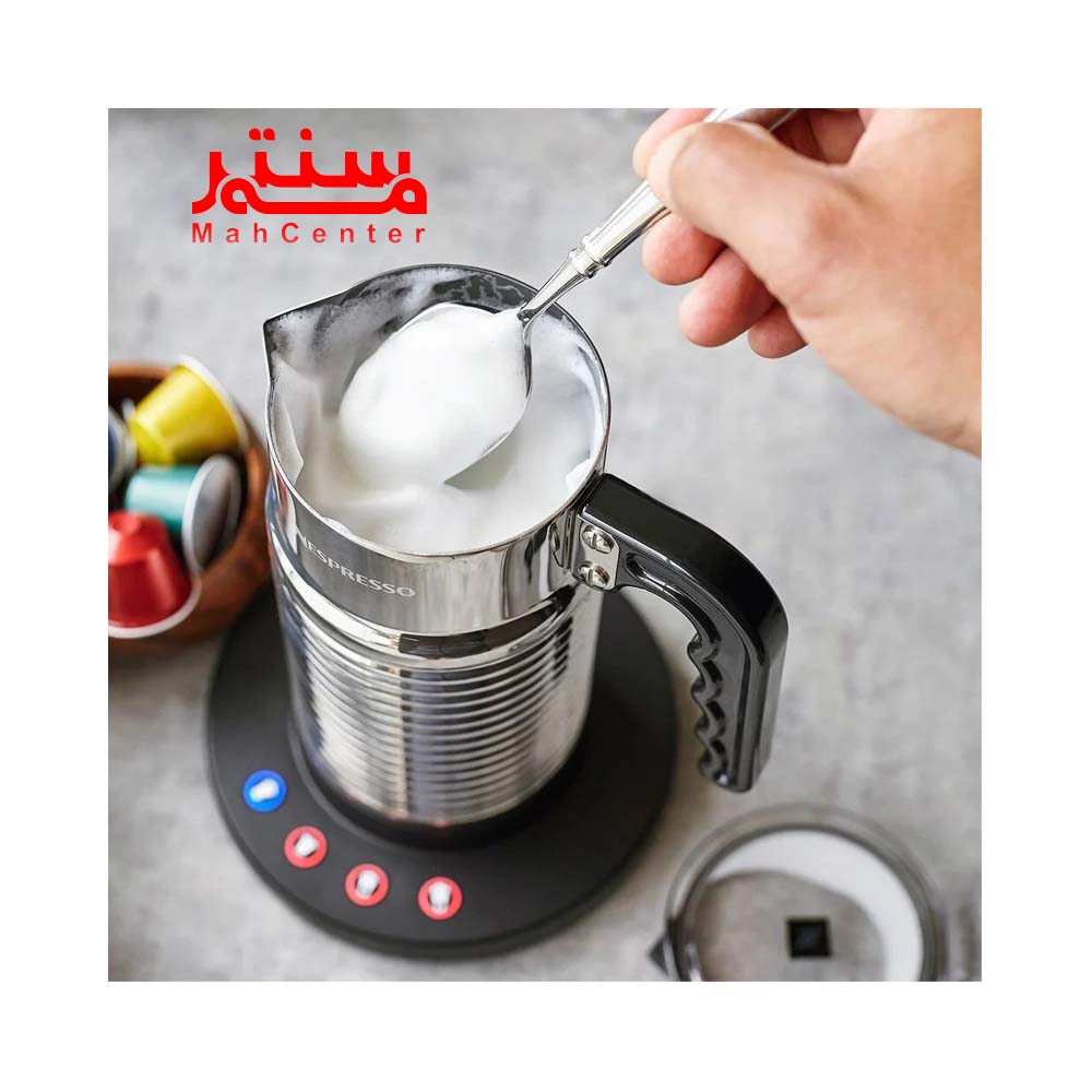 دستی در حال برداشتن فوم شیر از دستگاه فوم شیرساز نسپرسو مدل aeroccino4