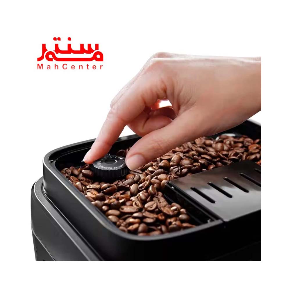 دستی در حال تنظیم درجه آسیاب قهوه با اسپرسوساز دلونگی مدل ecam29083