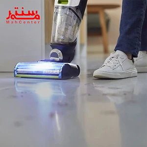 فردی در حال جارو کردن خانه با جاروشارژی بیسل مدل crosswave x7 plus 3401z
