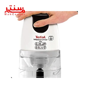 دستی در حال فشار دادن دکمه خردکن تفال مدل mb450b30