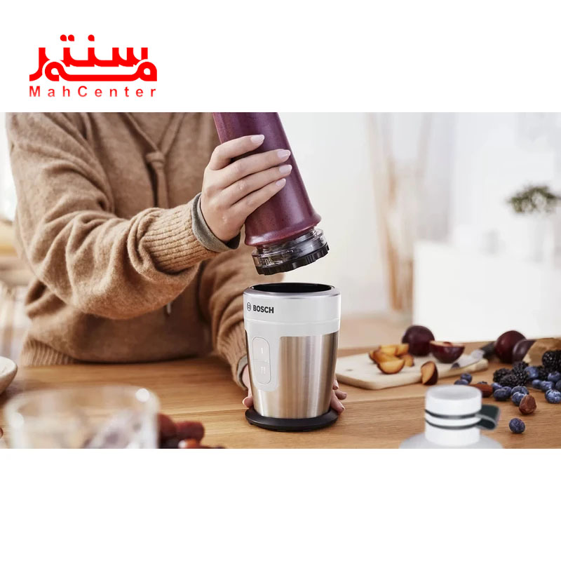 فردی در حال کار با مخلوط کن بوش مدل mmbm7g2m