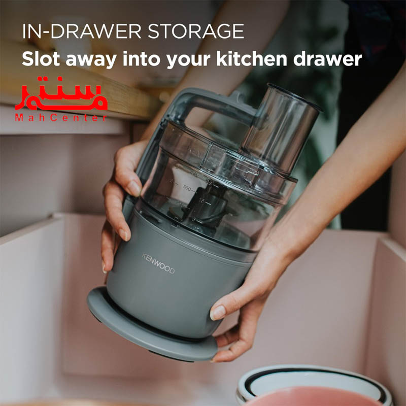 فردی در حال شستن  رنده برقی و سالادساز کنوود مدل fd22130gy