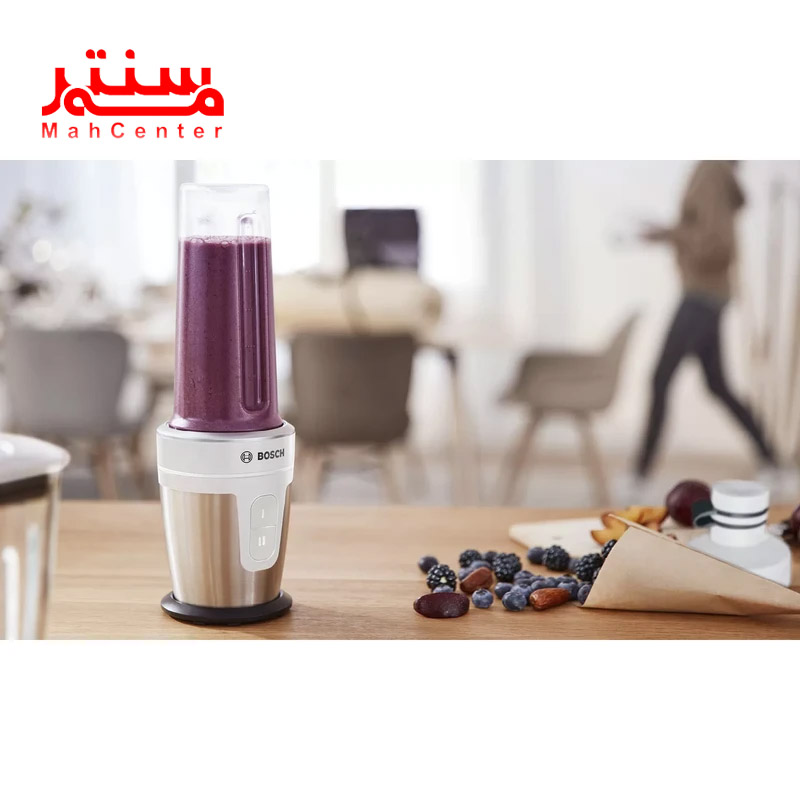 مخلوط کن بوش مدل mmbm7g2m در حال آماده سازی اسموتی