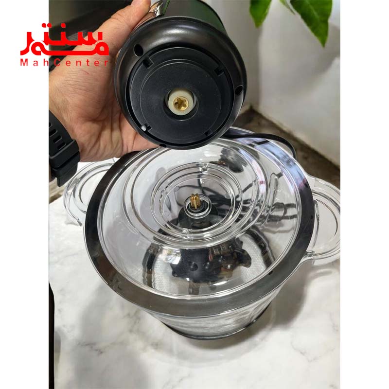 دستی در حال برداشتن موتور خردکن زاک مدل raspen