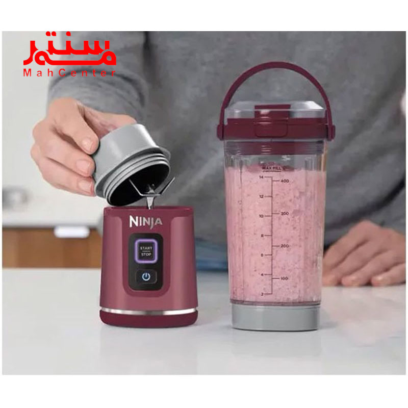 دستی در حال قرار دادن تیغه شیکر نینجا مدل blast bc151 قرمز