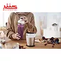 فردی در حال کار با مخلوط کن بوش مدل mmbm7g2m
