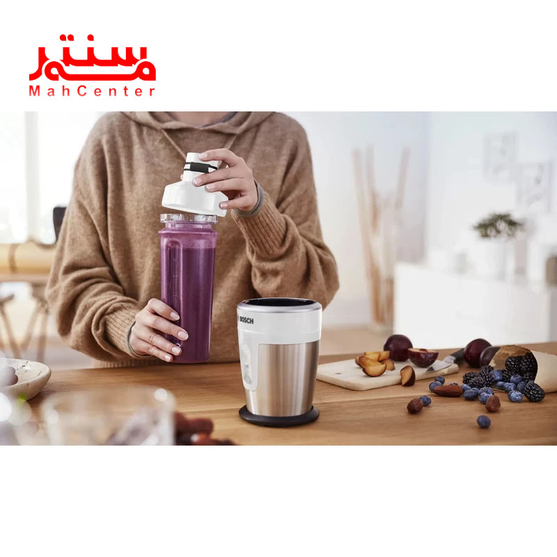 فردی در حال کار با مخلوط کن بوش مدل mmbm7g2m