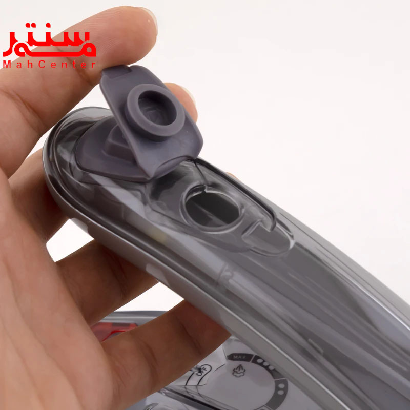 دستی در حال باز کردن درپوش مخزن آب اتو بخار مسافرتی هانوور مدل 1840