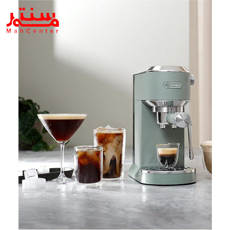 اسپرسوساز دلونگی مدل ec890 سبز در کنار نوشیدنی های تهیه شده