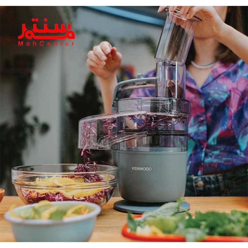 فردی در حال خردکردن سبزیجات با  رنده برقی و سالادساز کنوود مدل fd22130gy