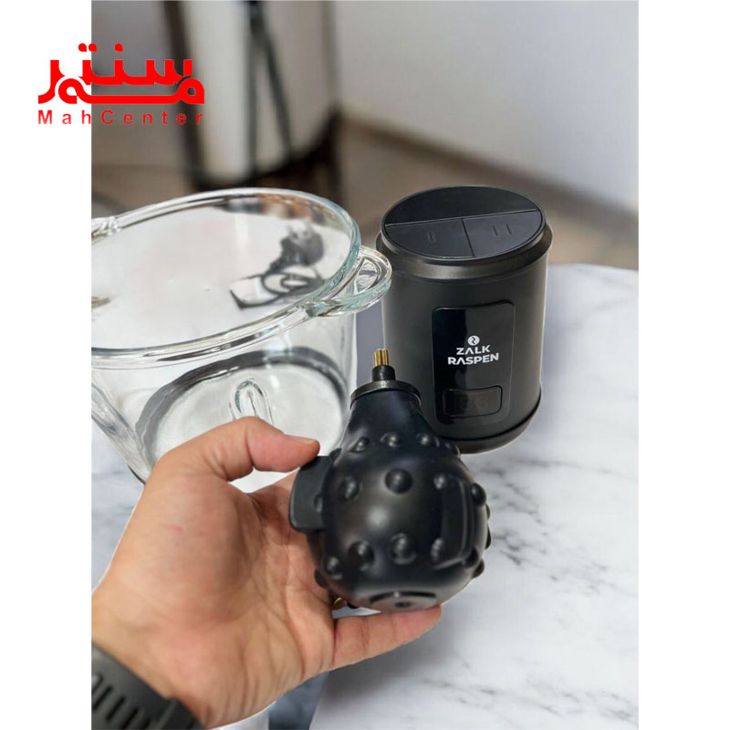 دستی در حال برداشتن تیغه خردکن زاک مدل raspen