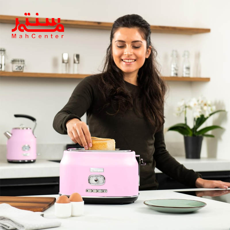 صورتی فردی در حال برداشتن نان از توستر وستینگ هاوس مدل wkttb857