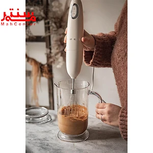 فردی در حال مخلوط کردن با گوشت کوب برقی اسمگ مدل hbf11