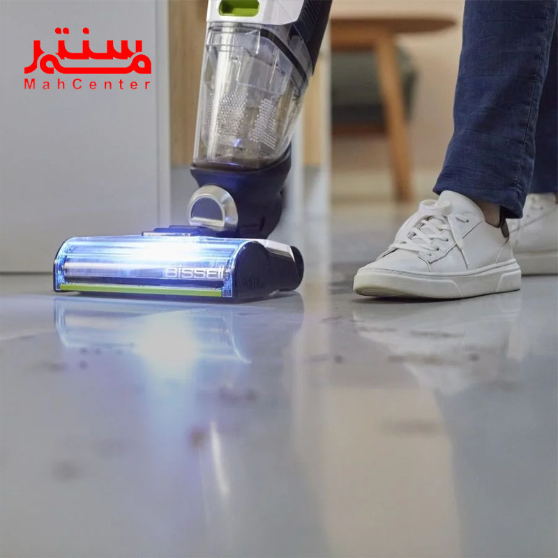 فردی در حال جارو کردن خانه با جاروشارژی بیسل مدل crosswave x7 plus 3401z